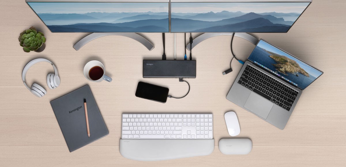 Dois monitores conectados a um MacBook com um docking station SD4750P Kensington