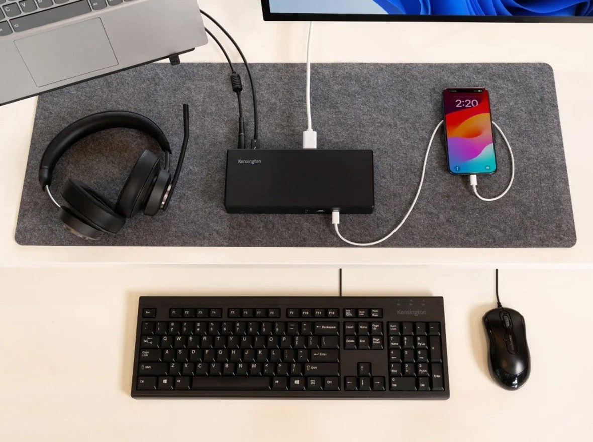 Close up to several devices plugged in to a Kensington docking station.