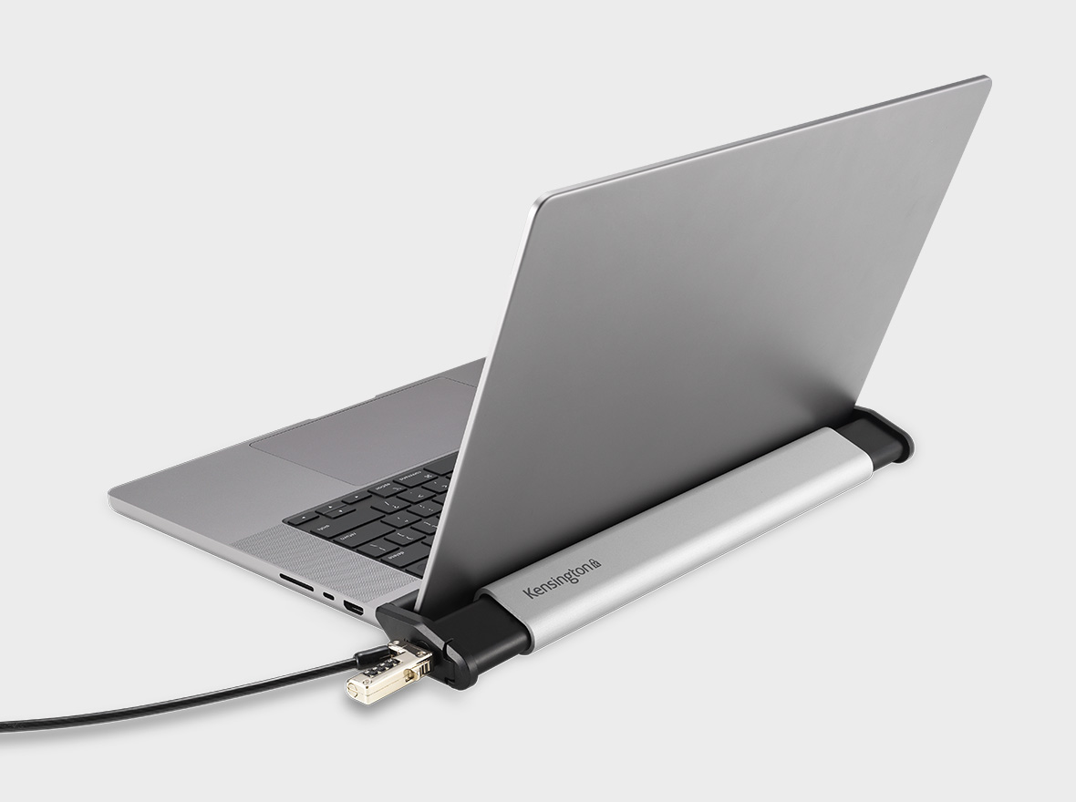 Kensington laptop låsstation på vit bakgrund.